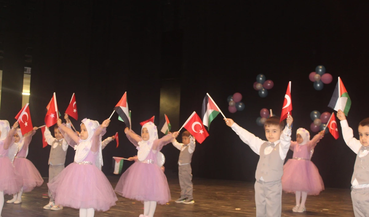 Mersin'de miniklerin sahne performansı ilgiyle izlendi