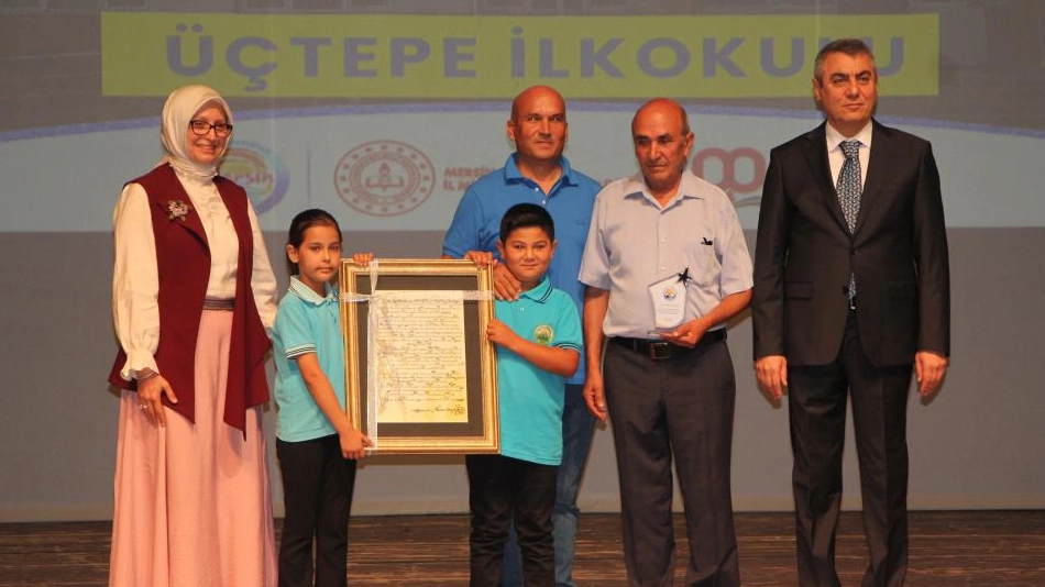 Mersin'de okul yaptıran hayırseverlere plaket takdim edildi