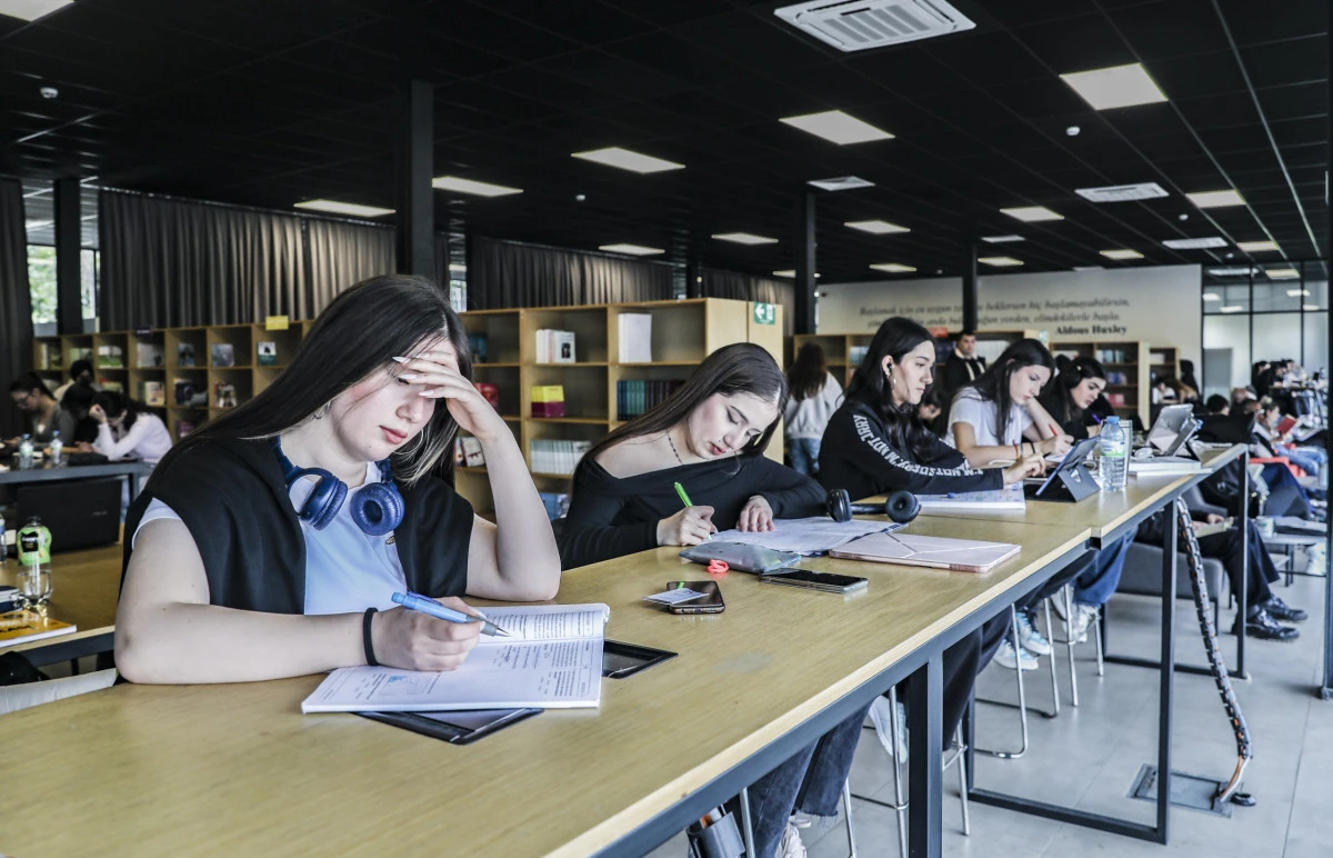 Mersin'de okuma salonları gen&ccedil;lerin ikinci evi oldu