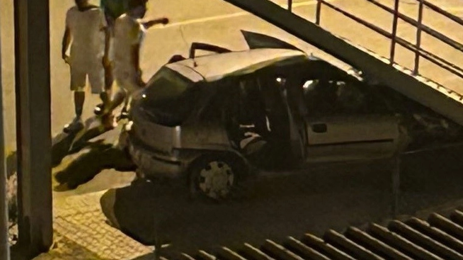 Mersin'de otomobil üst geçide çarptı: 6 yaralı