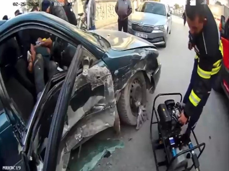 Mersin'de otomobilde sıkışan sürücüyü itfaiye ekipleri kurtardı