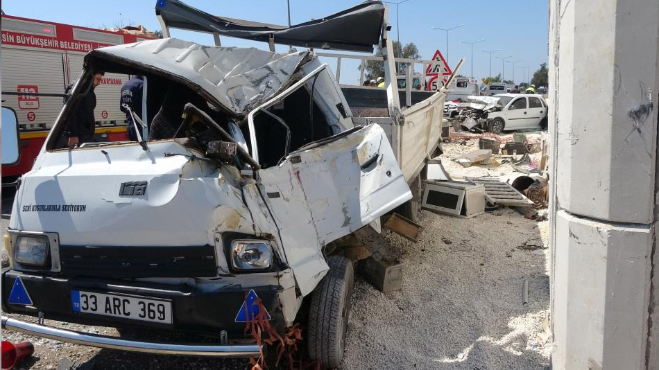 Mersin'de otomobilin çarptığı kamyonet otoyol bağlantı köprüsüne vurdu: 1 ölü, 3 yaralı