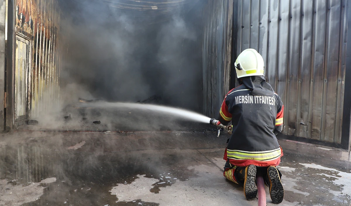 Mersin'de palet imalathanesinde çıkan yangın kontrol altına alındı