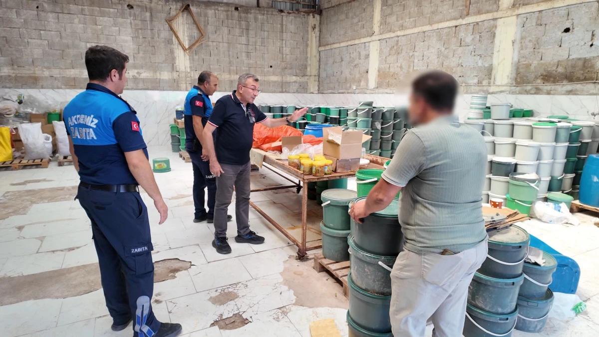 Mersin'de sağlıksız şartlarda &uuml;retilen tonlarca turşuya el konuldu