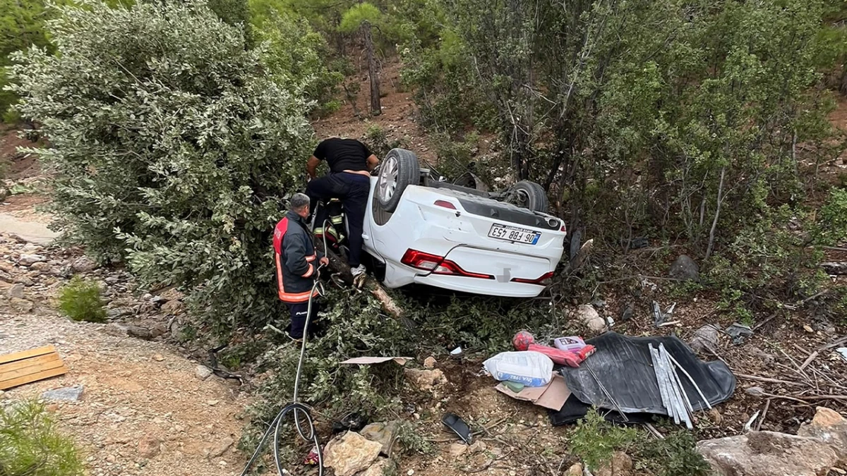 Mersin'de seyir halindeki otomobil devrildi: 1 ağır yaralı