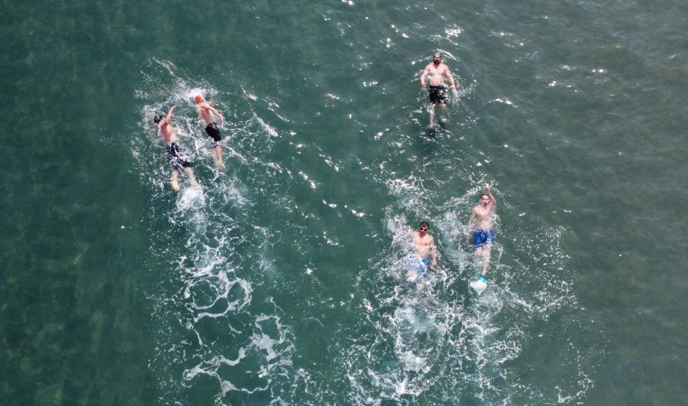 Mersin'de sibirya soğunda denize girdiler