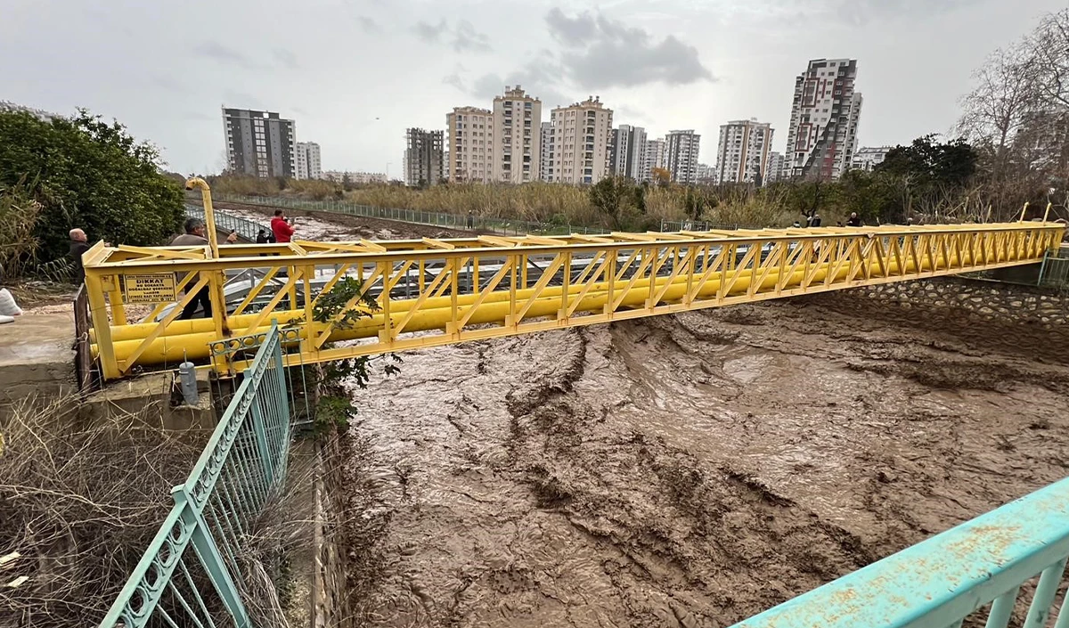 Mersin&rsquo;de şiddetli yağış sel ve su taşkınlarına neden oldu