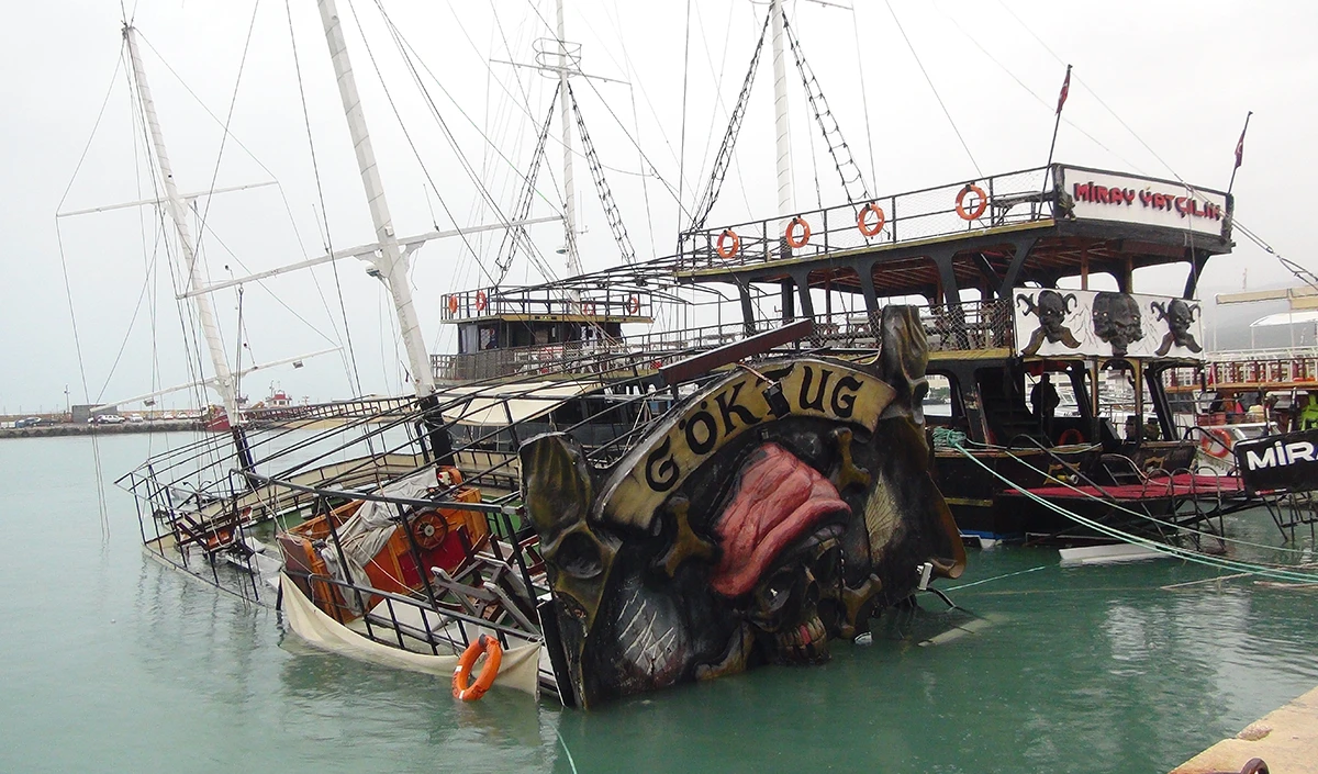  Mersin&rsquo;de şiddetli yağış ve fırtına gezi teknesini batırdı