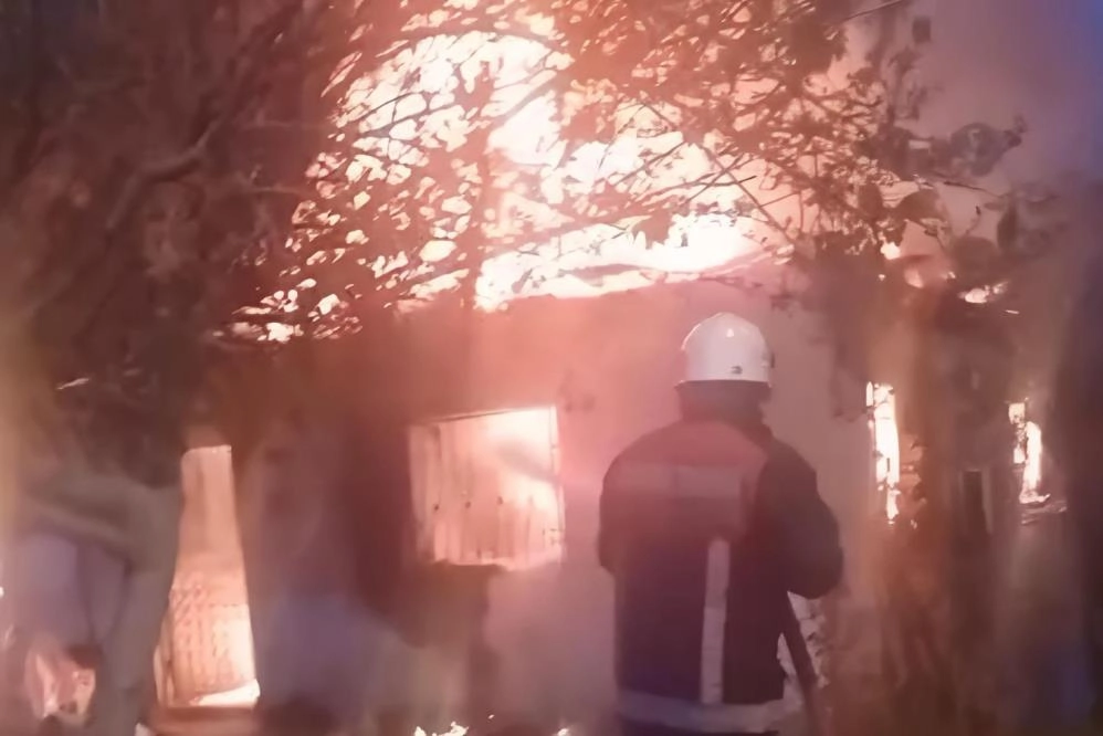 Mersin'de sobadan &ccedil;ıkan yangın evi k&uuml;l etti