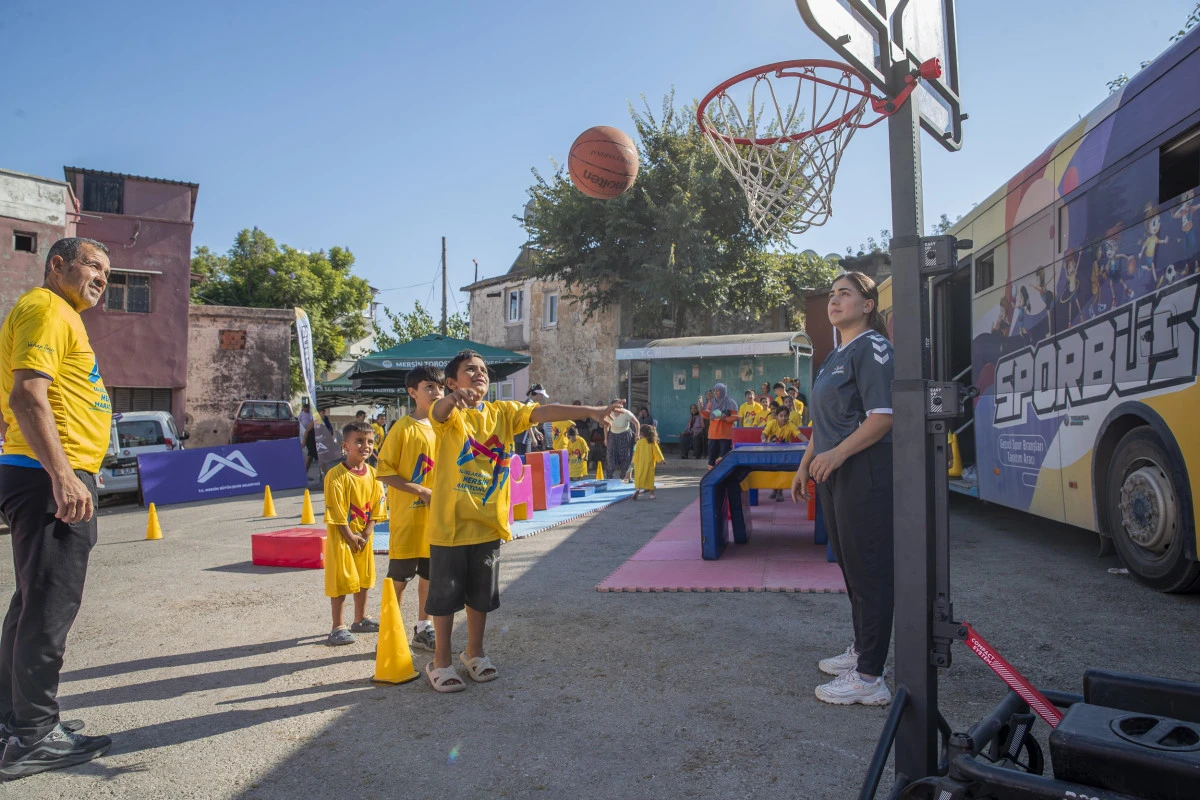 Mersin&rsquo;de Sporb&uuml;s ile 26 bin &ccedil;ocuk sporla buluştu