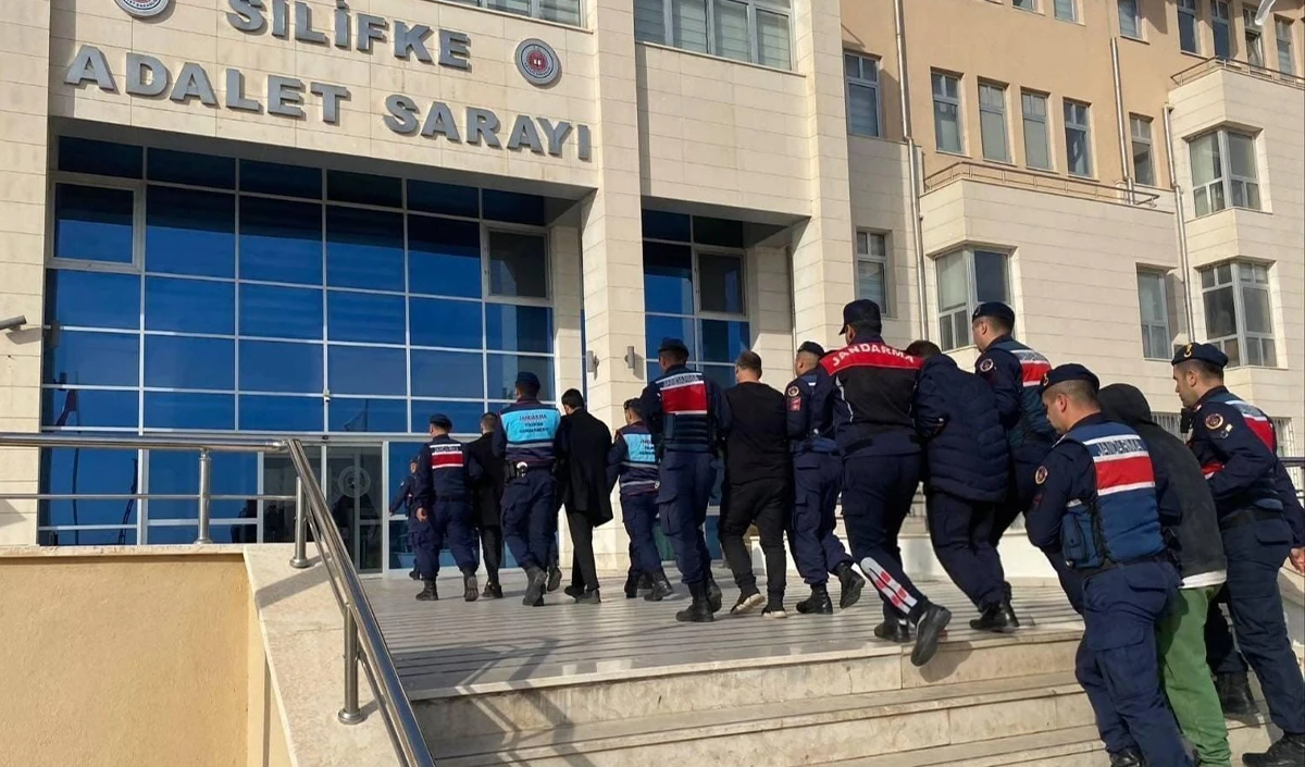 Mersin'de tekneye kaçak sigara operasyonu: 6 tutuklama