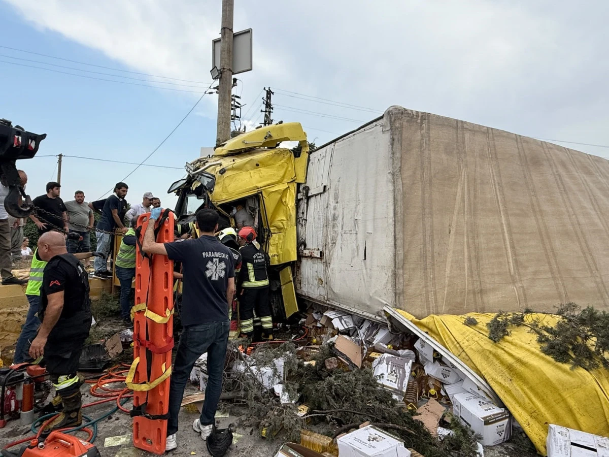 Mersin'de tırlar kafa kafaya &ccedil;arpıştı: 1 &ouml;l&uuml;, 2 yaralı