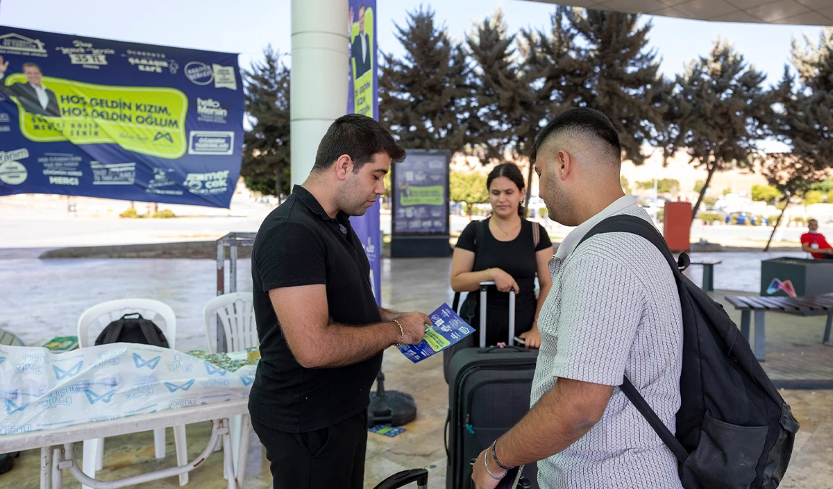 Mersin'de üniversiteli gençler şehrin girişinde karşılanıyor