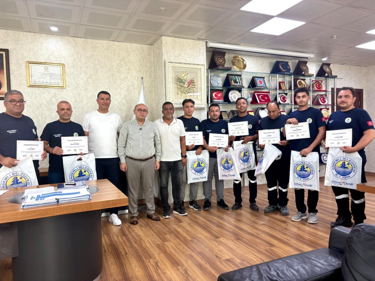 Mersin'de yangına m&uuml;dahale eden belediye &ccedil;alışanları &ouml;d&uuml;llendirildi