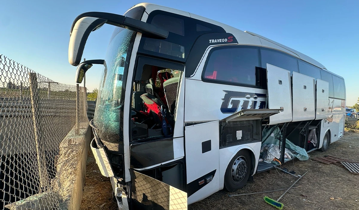 Mersin'de yolcu otobüsü refüje girdi: 13 yaralı