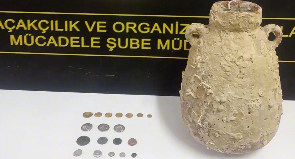  Mersin'de yurt dışına ka&ccedil;ırılmak istenilen binlerce tarihi eser ele ge&ccedil;irildi