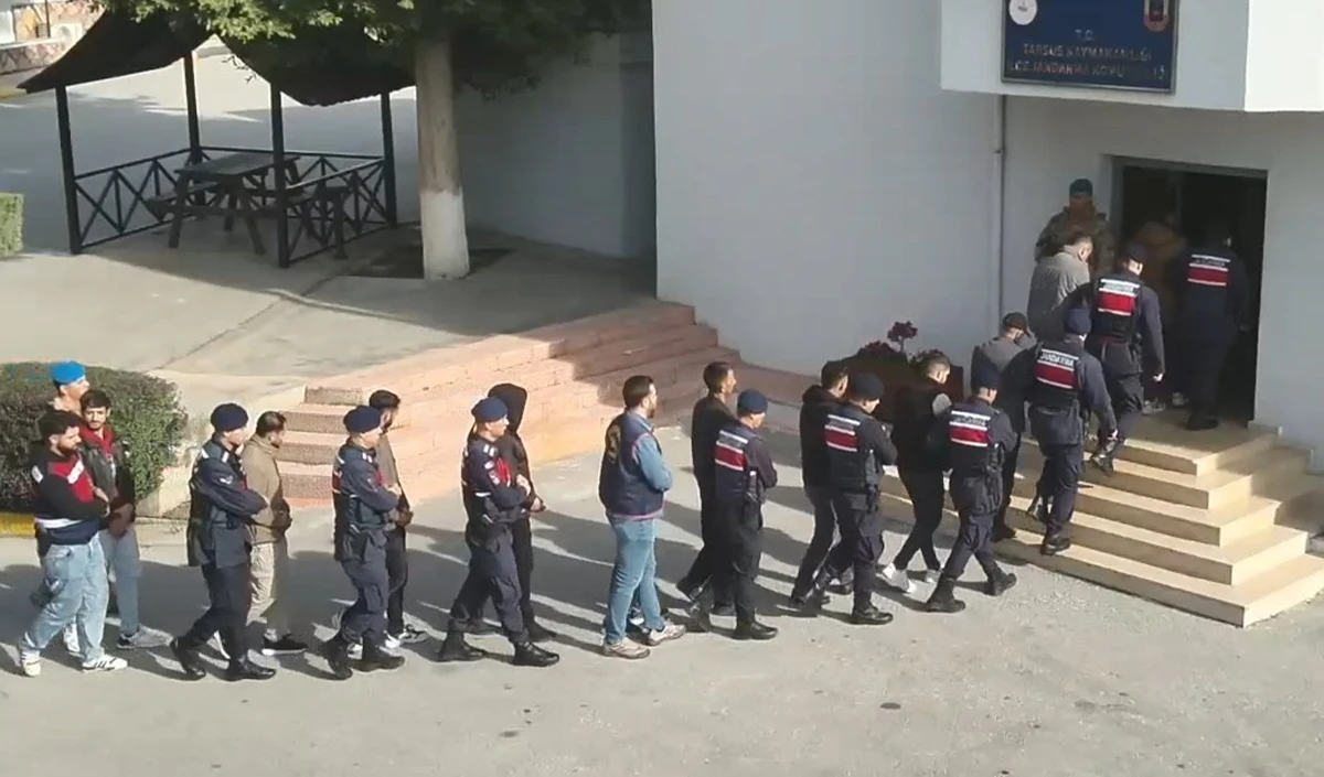 Mersin'de zehir tacirlerine şafak operasyonu: 43 g&ouml;zaltı, 448 bin sentetik hap ele ge&ccedil;irildi