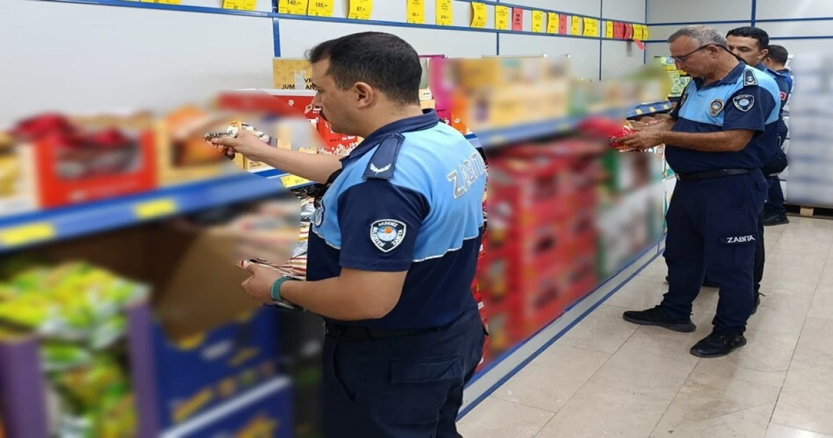 Mersin'de zincir marketlerde etiket ve son kullanma tarihi denetimi