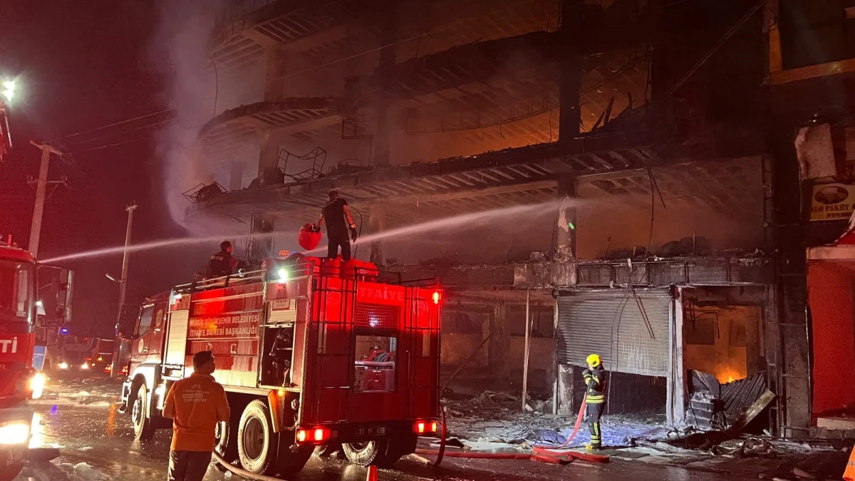 Mersin'deki mobilya mağazası yangını s&ouml;nd&uuml;r&uuml;ld&uuml;