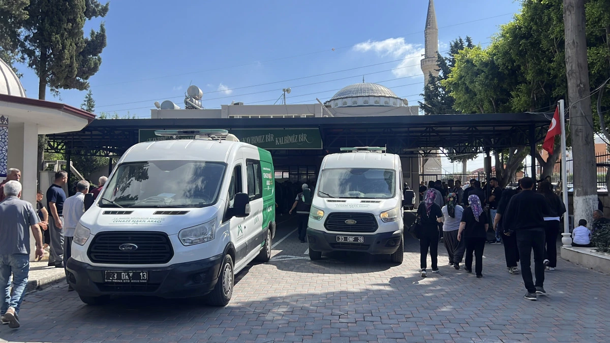 Mersin'deki vahşette hayatını kaybedenler son yolculuğuna uğurlanıyor