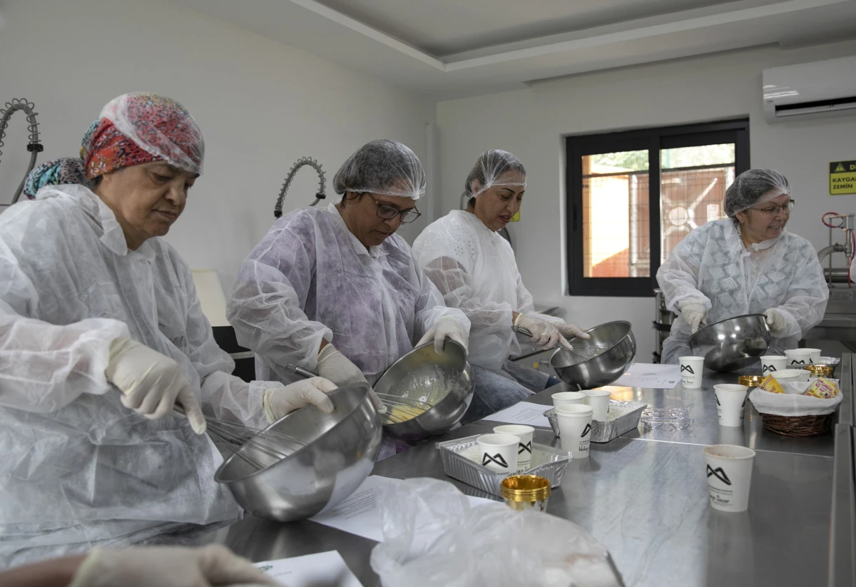 Mersin&rsquo;in tescilli kan portakalı mutfak at&ouml;lyesinde işlendi