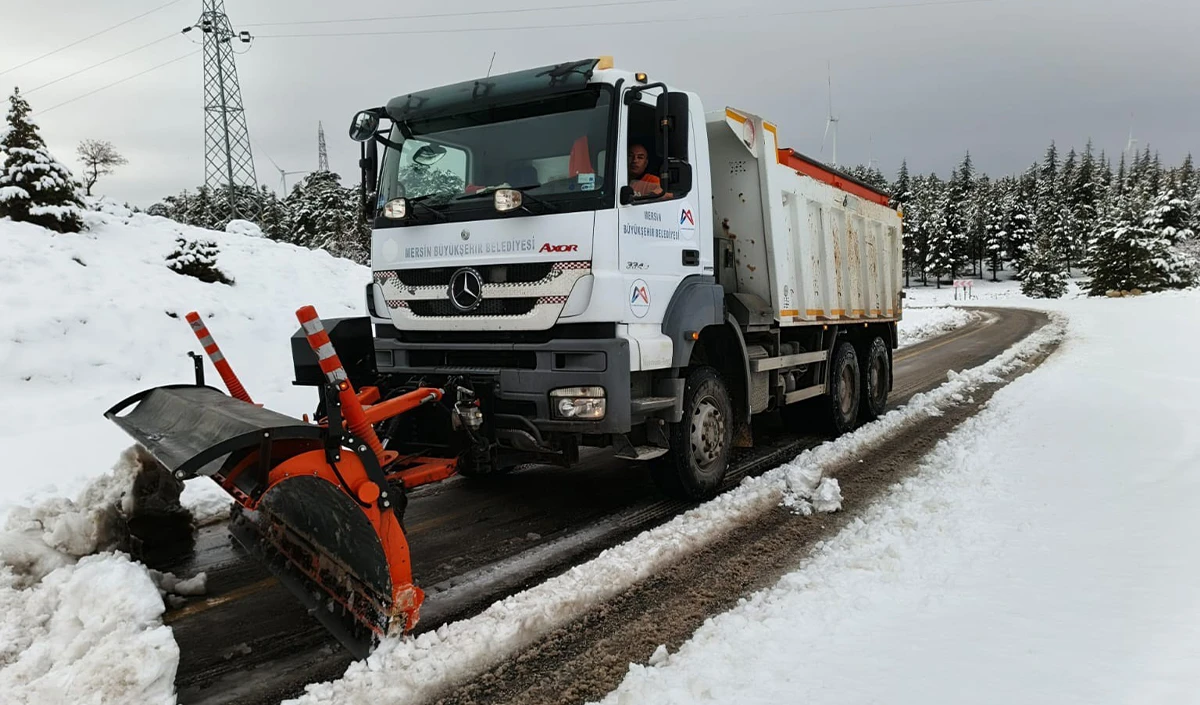  Mersin'in y&uuml;ksek kesimlerinde karla m&uuml;cadele s&uuml;r&uuml;yor