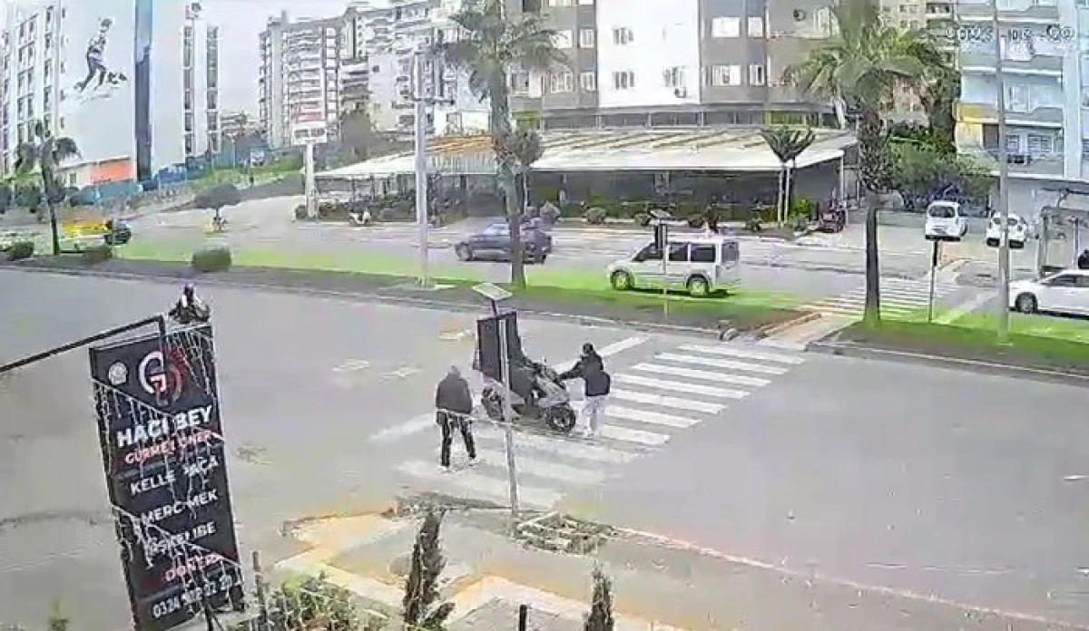  Motokurye kız &ccedil;ocuğuna &ccedil;arptı, o anlar g&uuml;venlik kamerasında