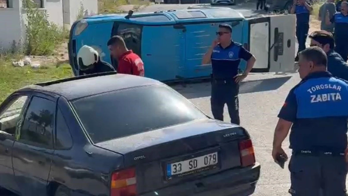 Motor ehliyetli otomobil sürücüsünün çarptığı zabıta aracı devrildi: 2 yaralı