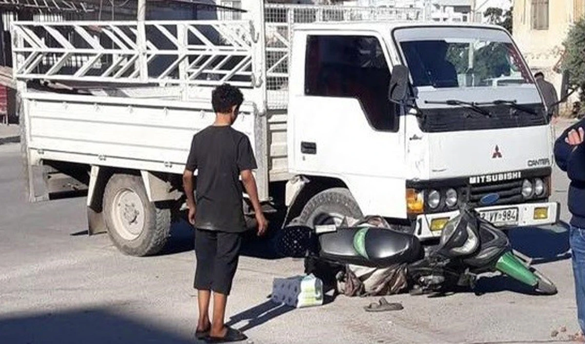 Motosikletle kamyonet çarpıştı, kaza anı kameraya yansıdı