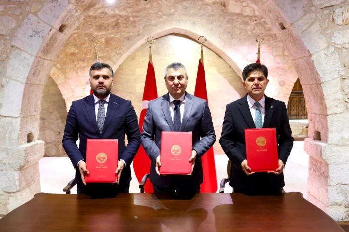 M&Uuml;SİAD MERSİN&rsquo;DEN 19 OKULA CUMA MESCİDİ
