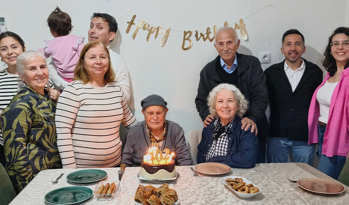 Mustafa dede, 102&rsquo;nci yaş g&uuml;n&uuml;n&uuml; &ccedil;ocukları ve torunlarıyla kutladı