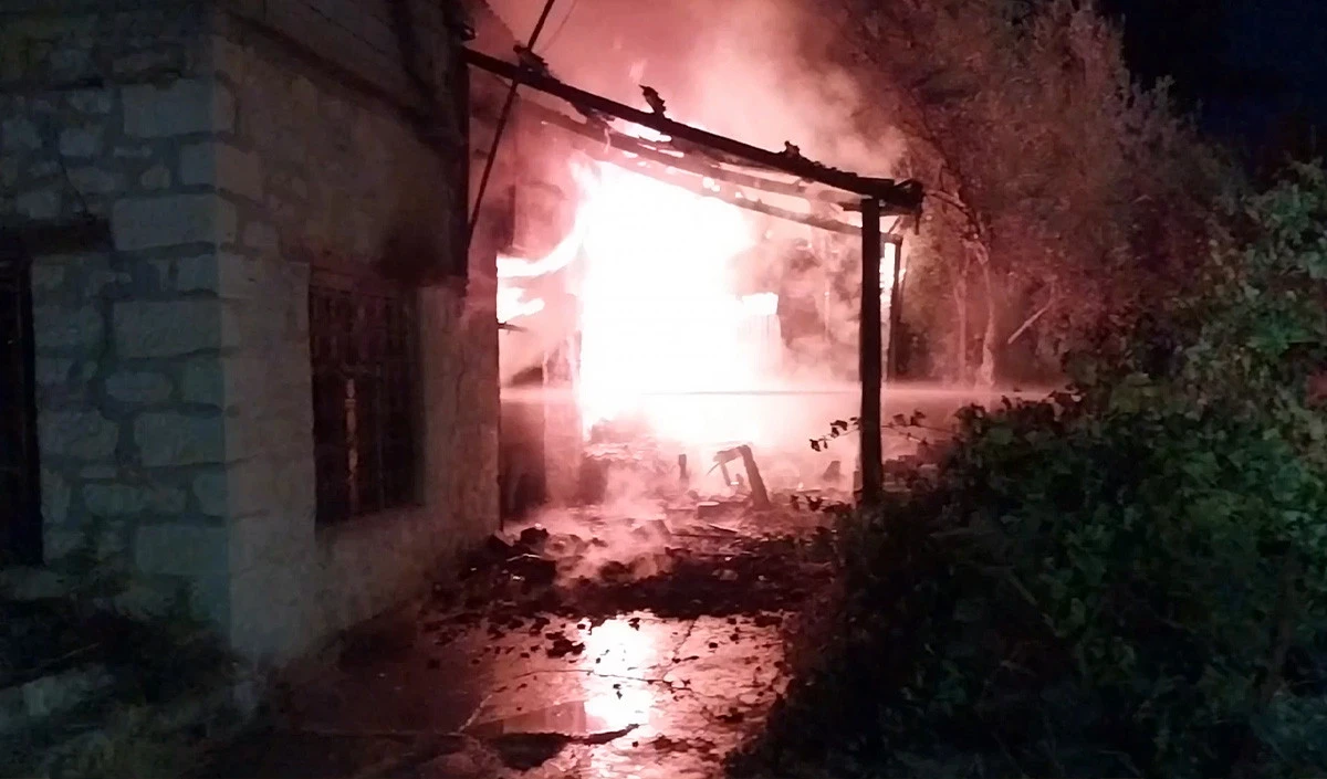 Müstakil ev alev alev yandı