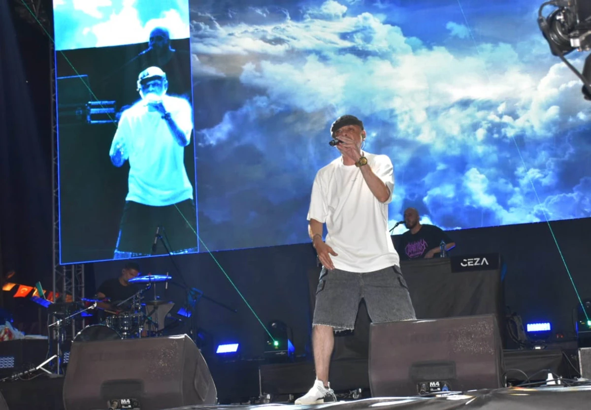 Mut Festivalinde Ceza ve Simge r&uuml;zgarı esti