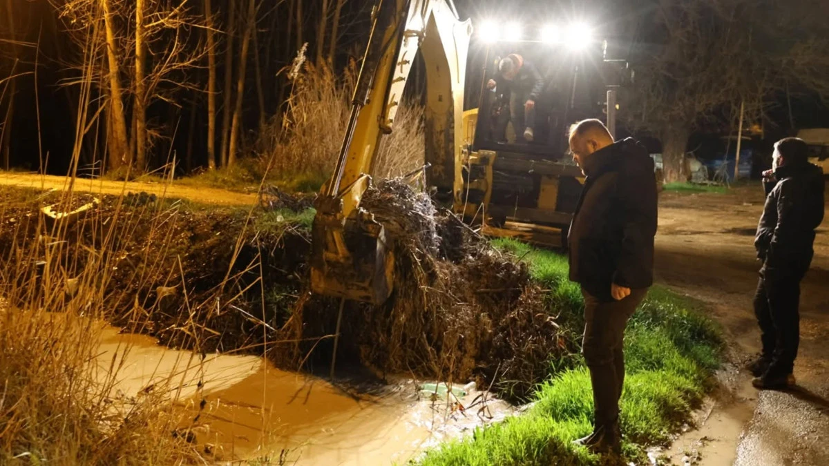 Mut&rsquo;ta aşırı yağış nedeniyle kapanan yol ulaşıma a&ccedil;ıldı