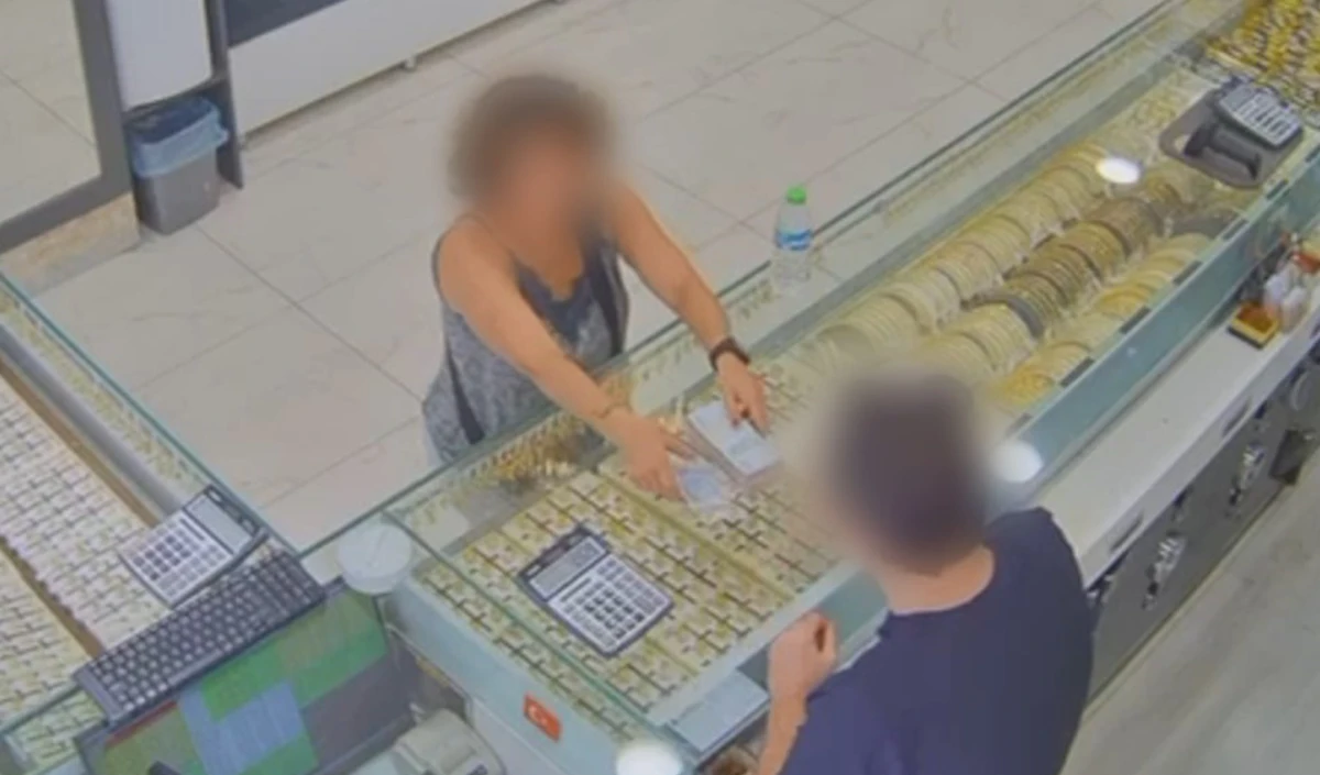 O anlar kamerda: Kuyumcuları sahte altınla dolandırdılar, yakalandılar