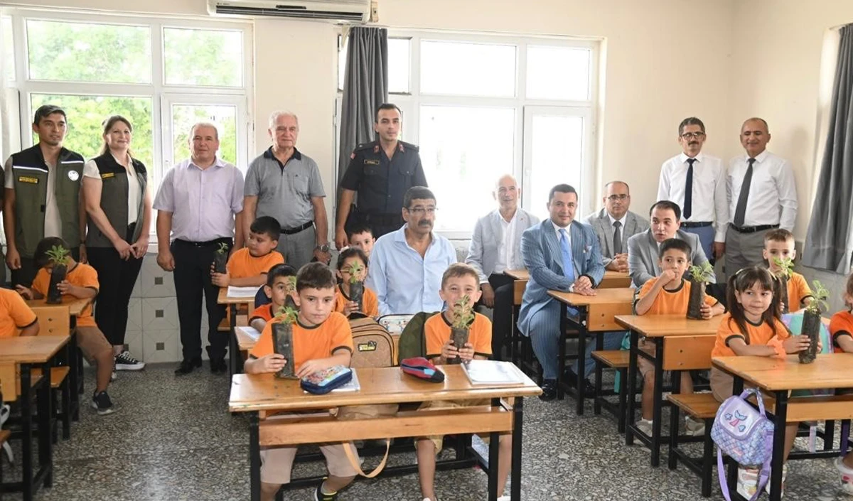 Öğrencilere fidan hediye edildi