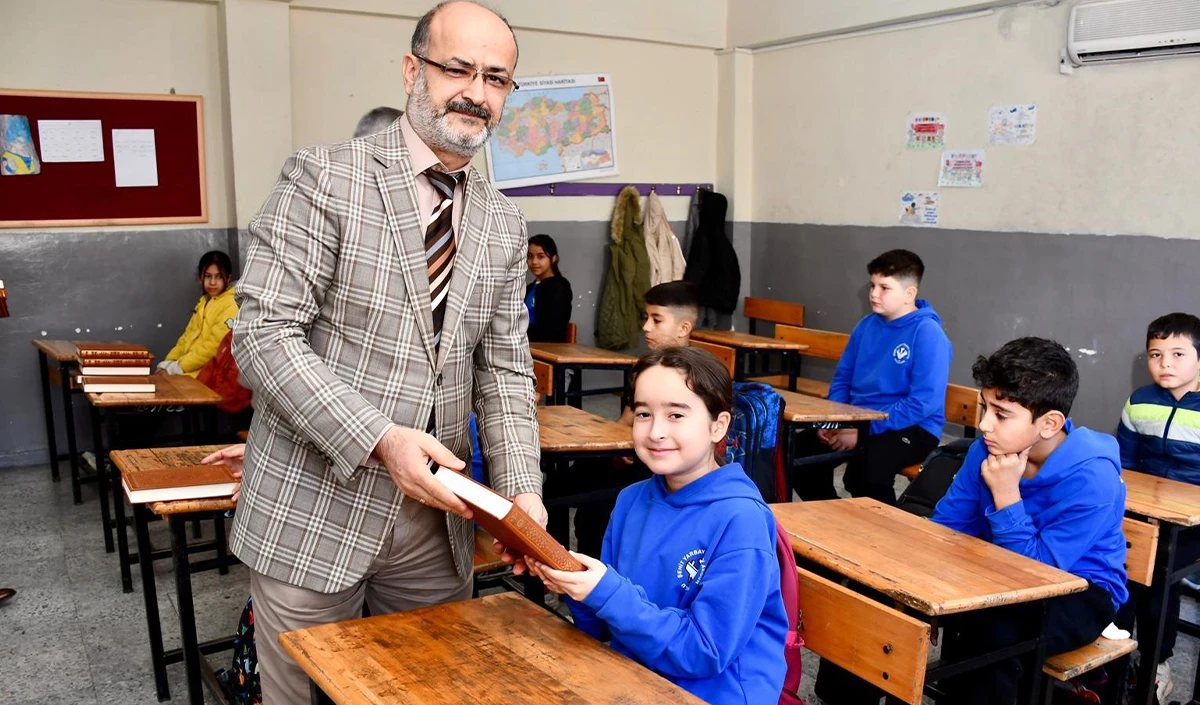  &Ouml;ğrencilere Kur&rsquo;an-ı Kerim hediye edildi