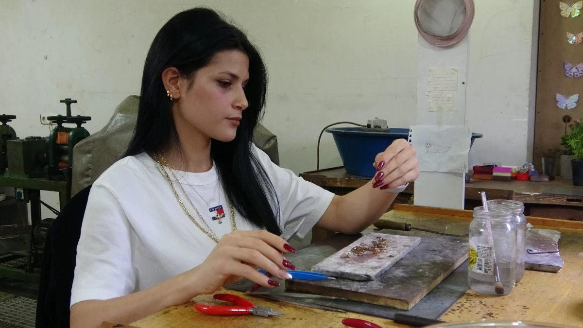 Ojeli tırnaklarıyla erkek egemen meslekte usta oldu