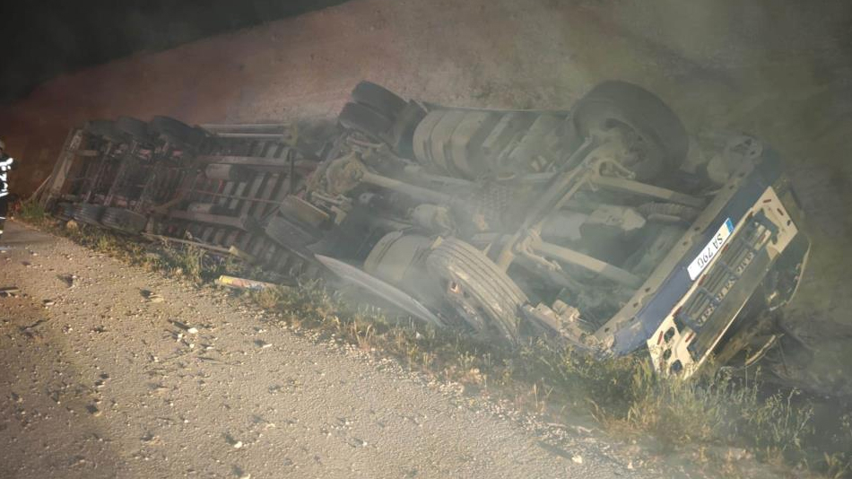 Ölüm virajı yine can aldı: Tır hurdaya döndü, sürücü hayatını kaybetti