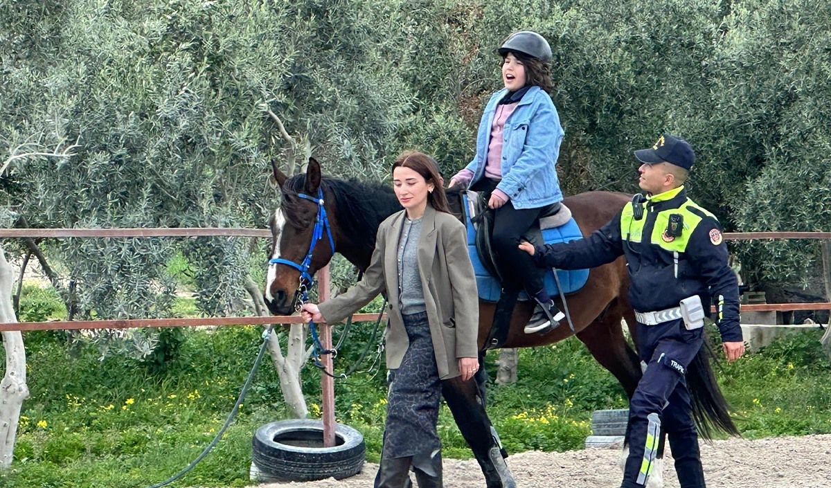 Otizmli &ccedil;ocuklara atla terapi desteği