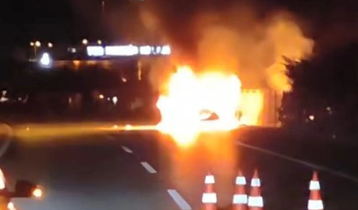 Otomobil alev alev yandı