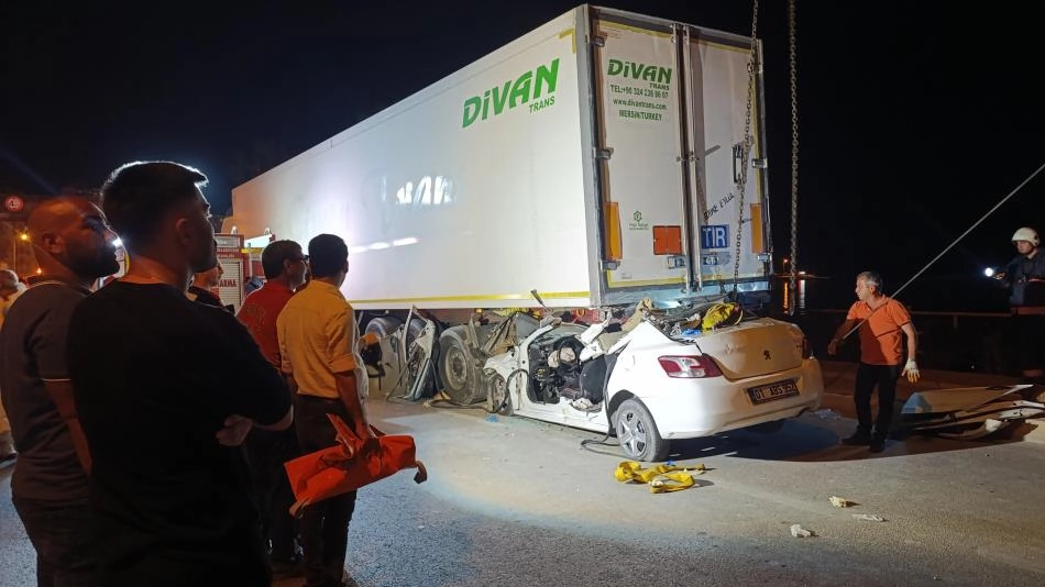 Otomobil, park halindeki tırın altına girdi: 2 ölü