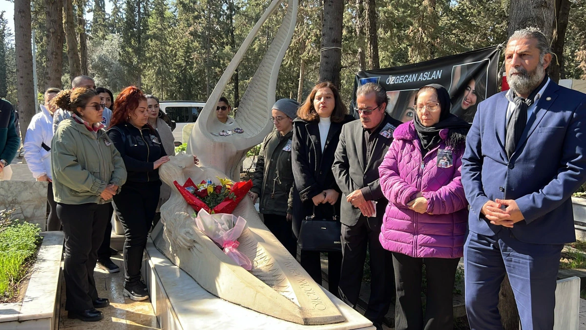 &Ouml;zgecan Aslan &ouml;l&uuml;m&uuml;n&uuml;n 11'inci yılında mezarı başında dualarla anıldı