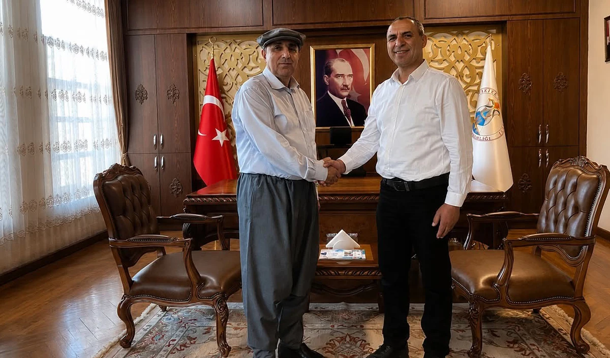 Silifke Kaymakamı Aslaner şalvar giyip kasket taktı, &ccedil;ift&ccedil;ilerin g&uuml;n&uuml;n&uuml; kutladı