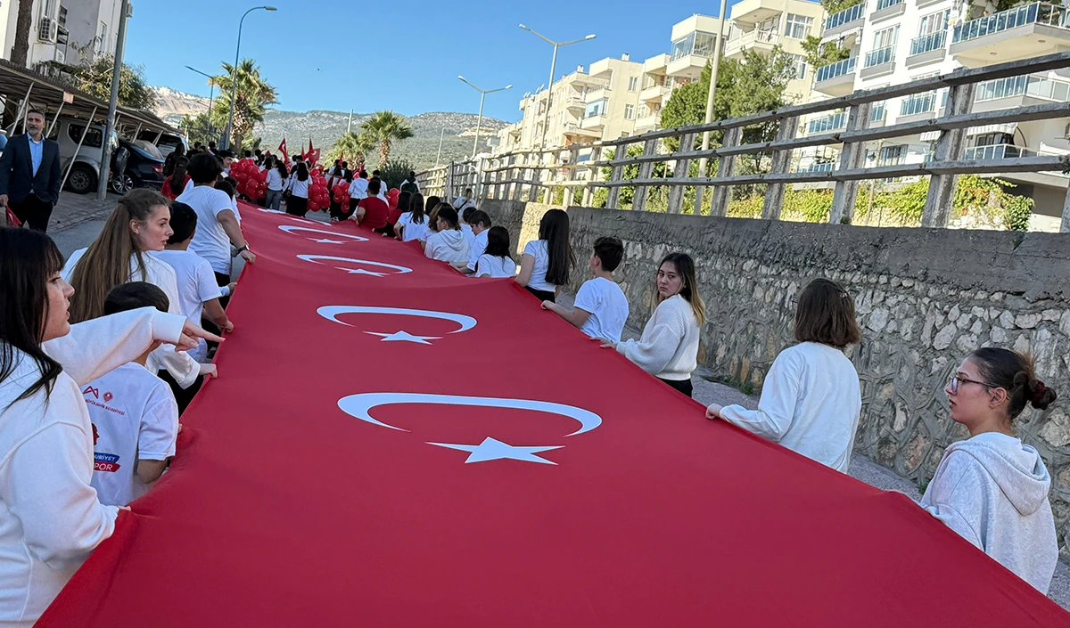 Silifke'de bayrak y&uuml;r&uuml;y&uuml;ş&uuml;