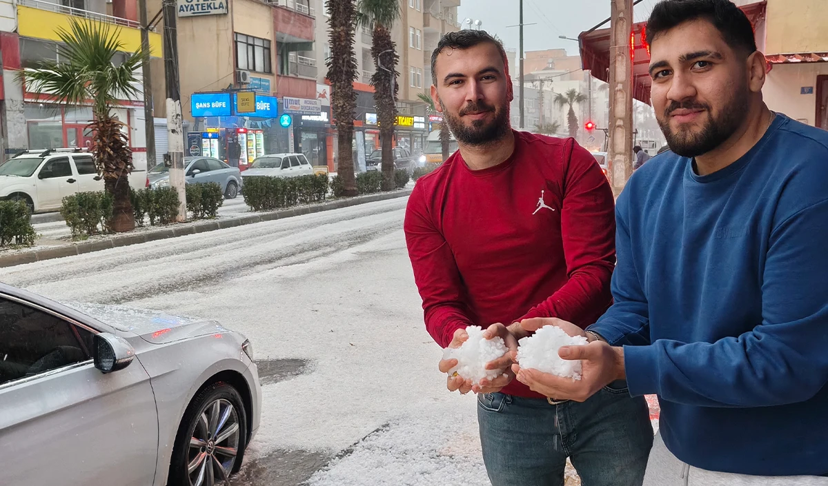  Silifke'de dolu felaketi: Sokaklar beyaza b&uuml;r&uuml;nd&uuml;, tarım alanları zarar g&ouml;rd&uuml;