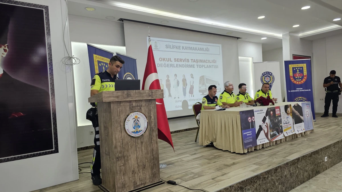 Silifke'de okul servis s&uuml;r&uuml;c&uuml;lerine trafik eğitimi