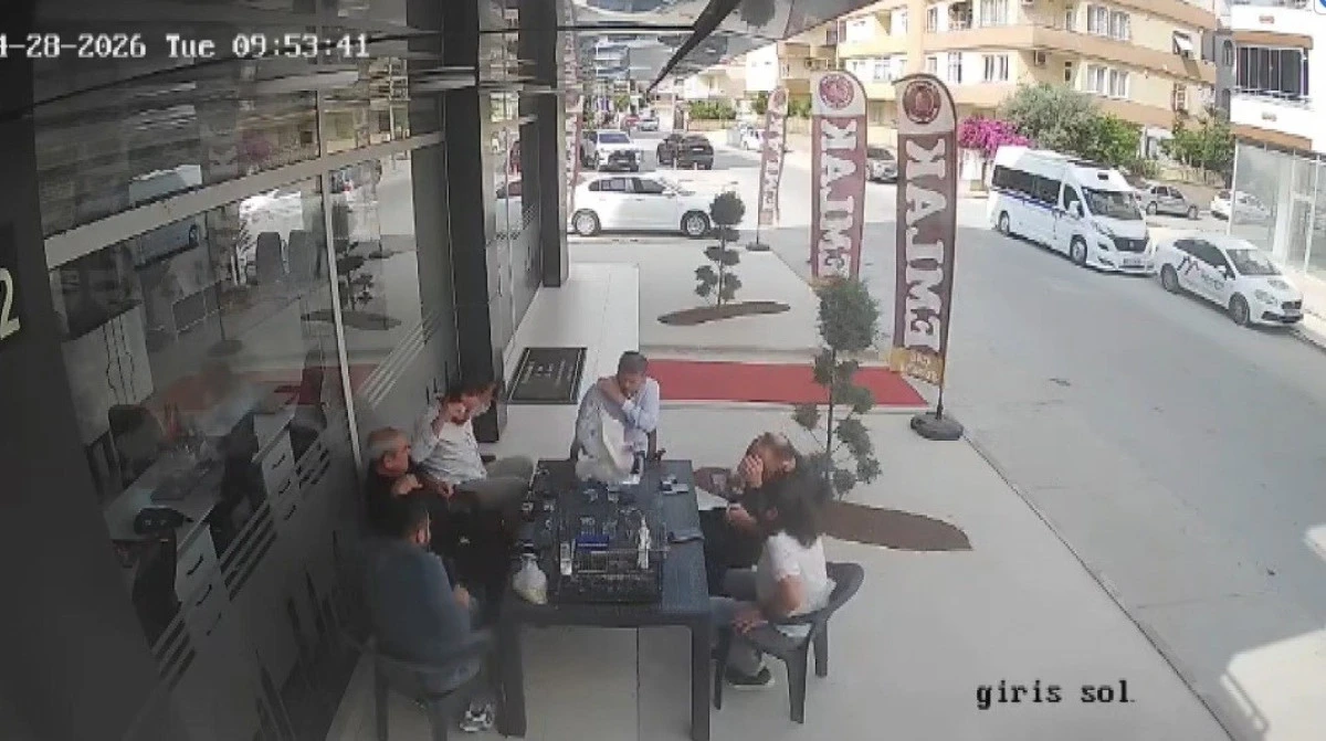 Sohbet masasına d&uuml;şen davetsiz misafir kısa s&uuml;reli paniğe neden oldu