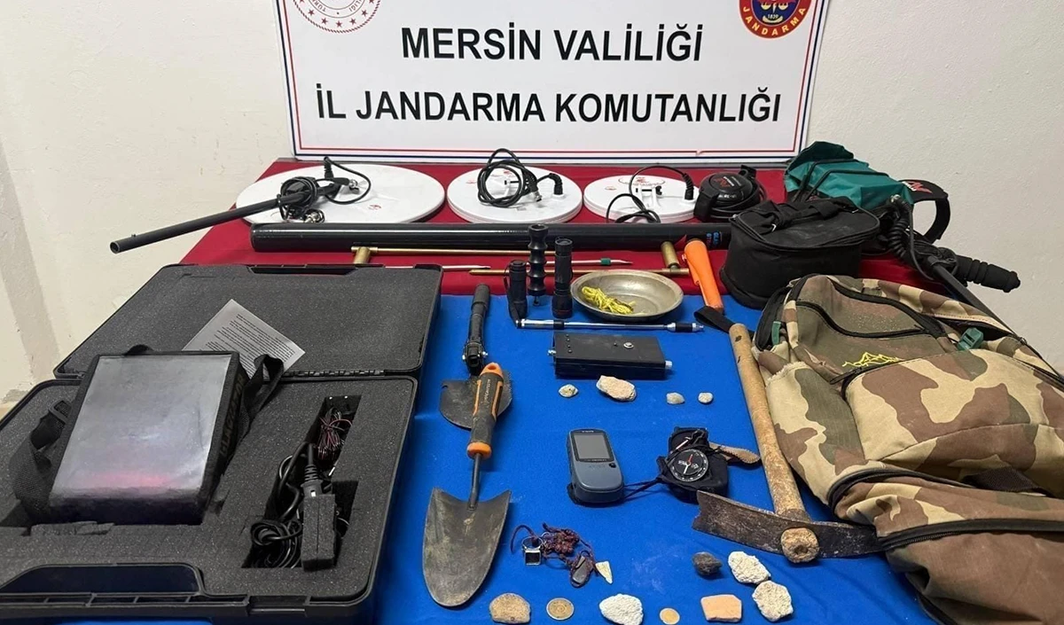  Tarihi eser peşindeki defineciler jandarmaya takıldı