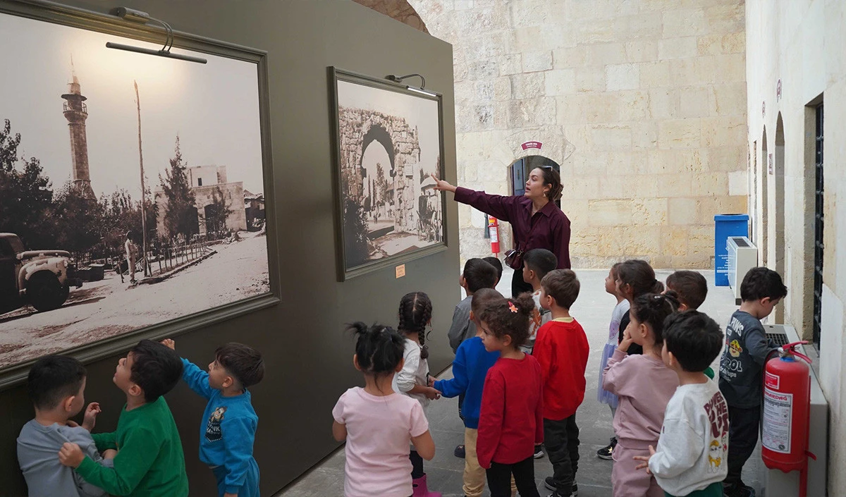 Tarsus Belediyesi, öğrencileri Kubat Paşa Medresesi'nde tarihle buluşturdu